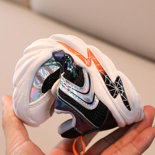 Őszi tornacipők új modellje fűzővel és matricákkal