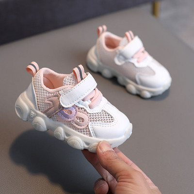 Napi lélegző gyerekcipő emblémával