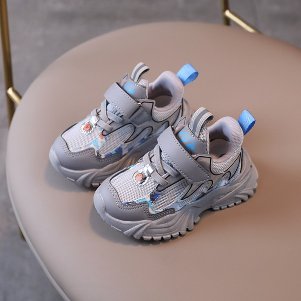 Παιδικά αθλητικά παπούτσια με λουράκια βελκρό και κορδόνια σε τρία χρώματα και τραχιά σόλα