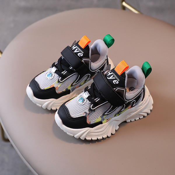 Παιδικά αθλητικά παπούτσια με λουράκια βελκρό και κορδόνια σε τρία χρώματα και τραχιά σόλα