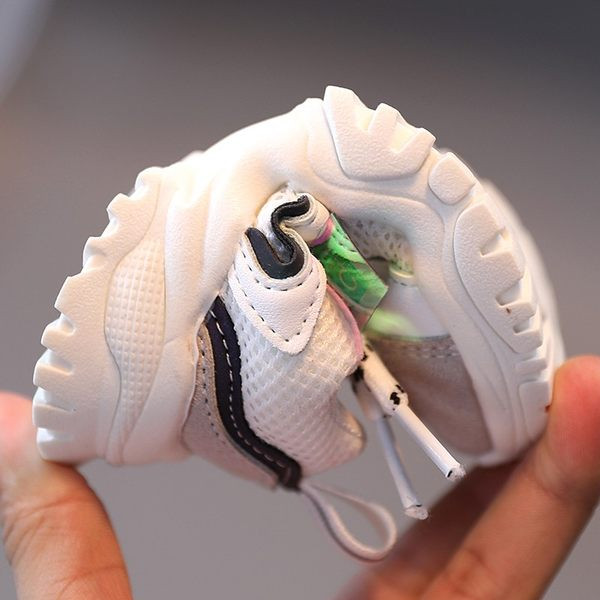 Παιδικά αθλητικά παπούτσια με χρωματιστά κορδόνια  σε τρία χρώματα