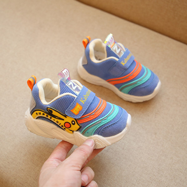 Παιδικά αθλητικά παπούτσια με χρωματιστό μοτίβο σε τρία χρώματα
