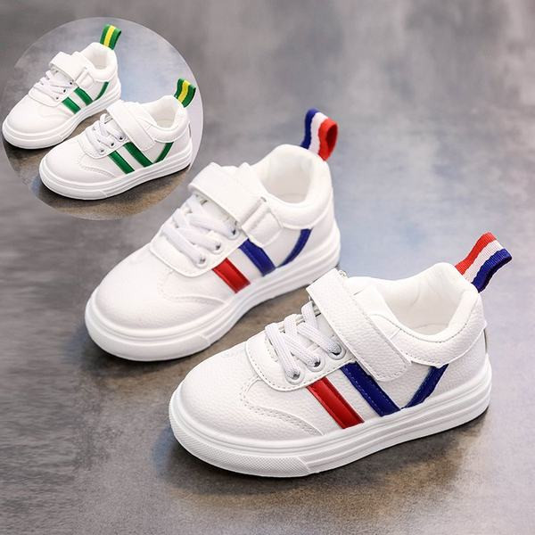 Két modell gyerekcipő matricákkal és lapos talppal