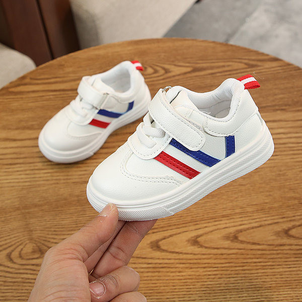 Két modell gyerekcipő matricákkal és lapos talppal