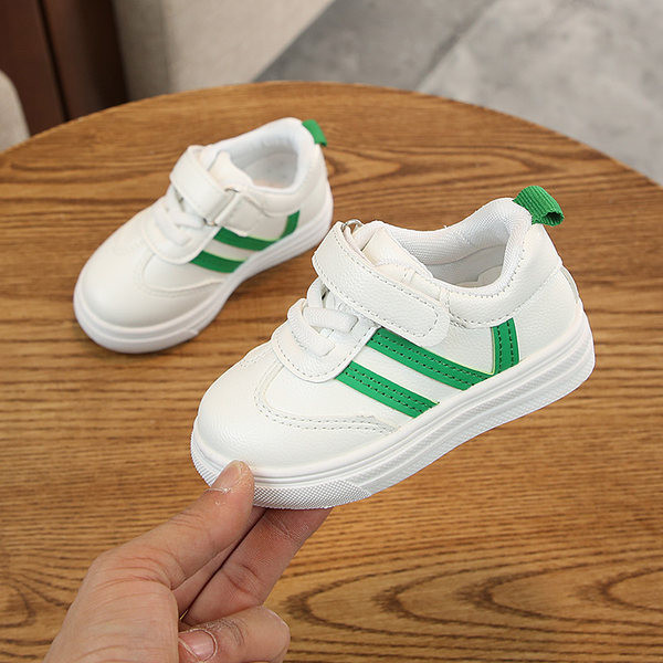 Két modell gyerekcipő matricákkal és lapos talppal