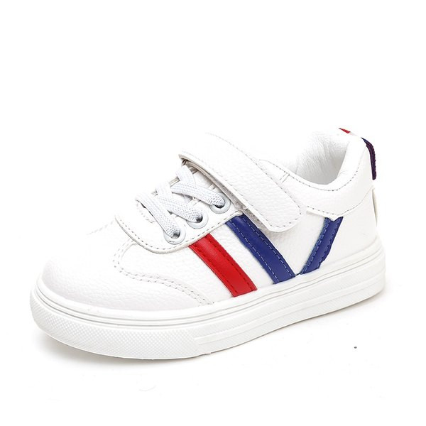 Két modell gyerekcipő matricákkal és lapos talppal