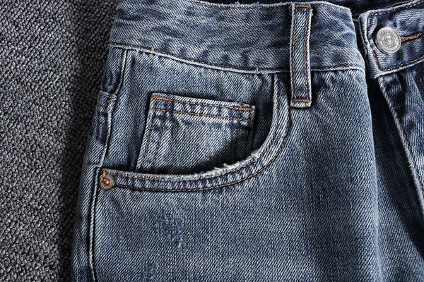 Ανδρικό σορτσάκι 3/4 με σκισμένο μοτίβο