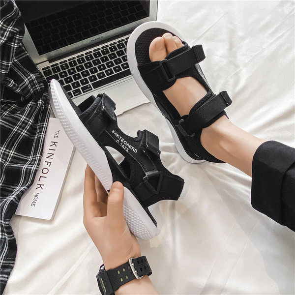 Új feliratos szandálmodell - férfiaknak