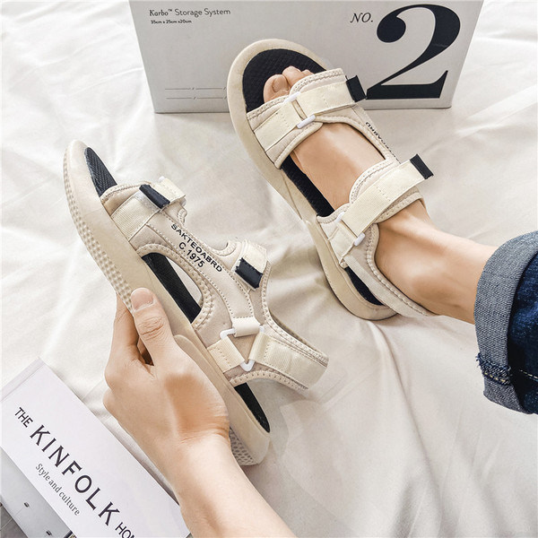 Új feliratos szandálmodell - férfiaknak