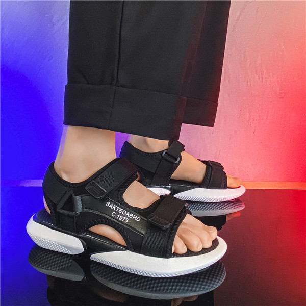 Új feliratos szandálmodell - férfiaknak