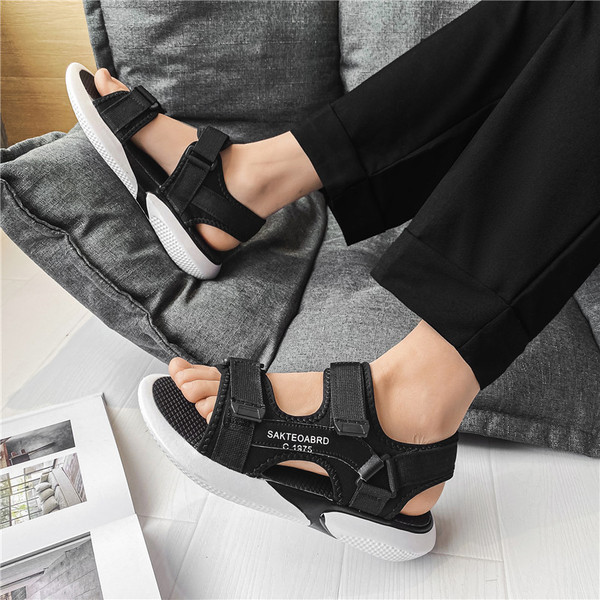 Új feliratos szandálmodell - férfiaknak