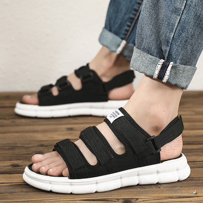 Ikdienas sandales ar velcro un emblēmu