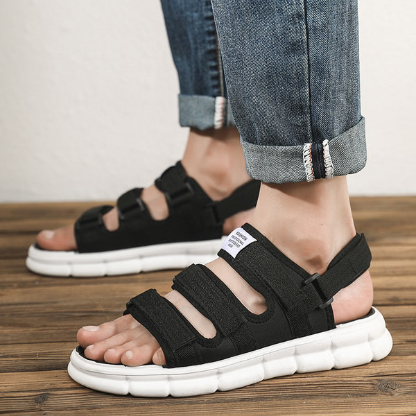 Alkalmi szandál tépőzárral és emblémával