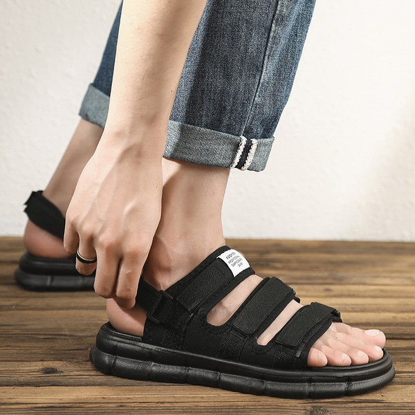 Alkalmi szandál tépőzárral és emblémával