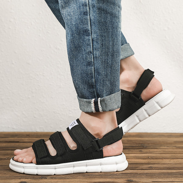 Alkalmi szandál tépőzárral és emblémával