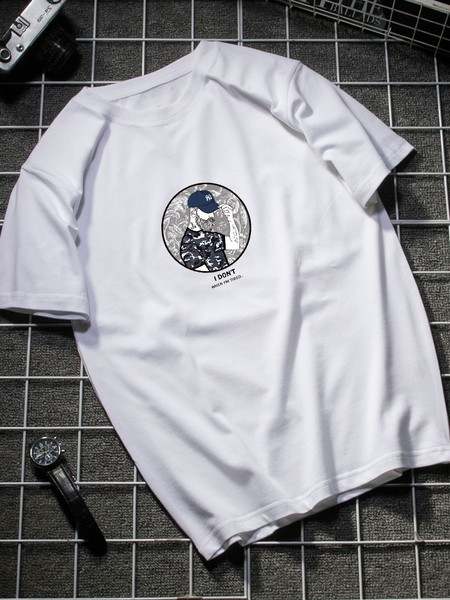 Ανδρικό casual μπλουζάκι με απλικέ και κοντά μανίκια σε πέντε χρώματα