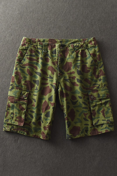 Terepszínű férfi rövidnadrág zsebekkel