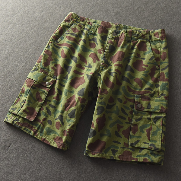 Terepszínű férfi rövidnadrág zsebekkel