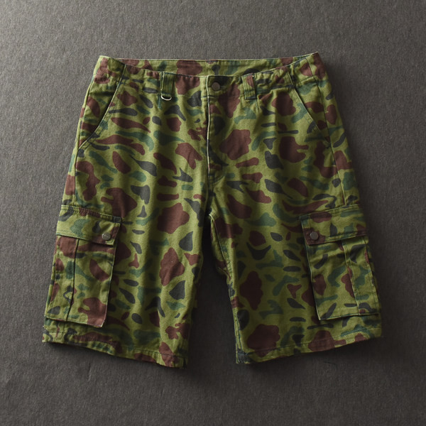 Terepszínű férfi rövidnadrág zsebekkel