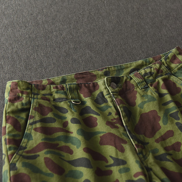 Terepszínű férfi rövidnadrág zsebekkel