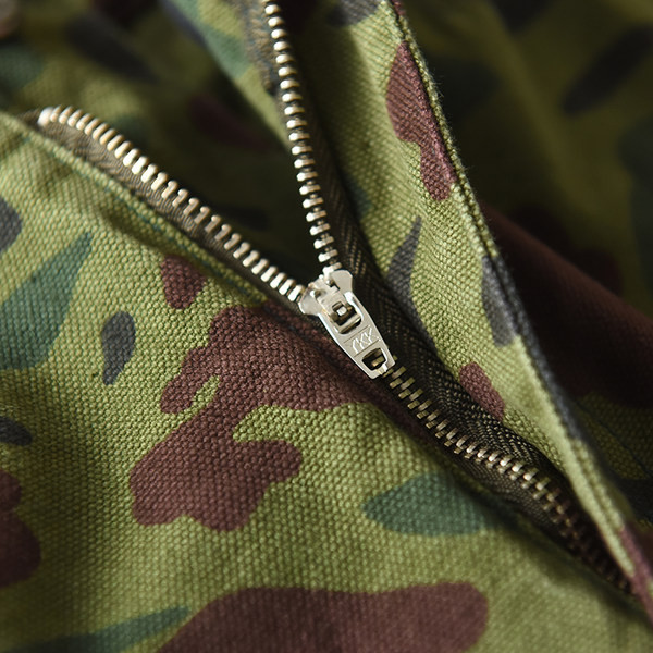 Terepszínű férfi rövidnadrág zsebekkel