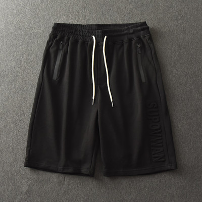 Férfi rövidnadrág zsebekkel és nyakkendőkkel