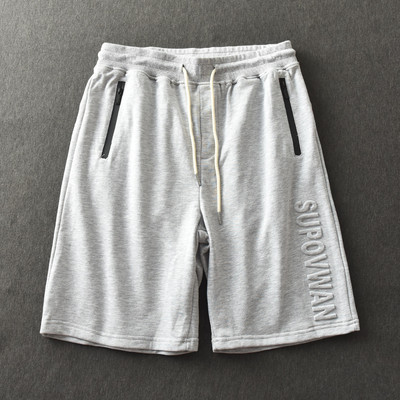 Férfi rövidnadrág zsebekkel és nyakkendőkkel