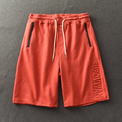 Férfi rövidnadrág zsebekkel és nyakkendőkkel