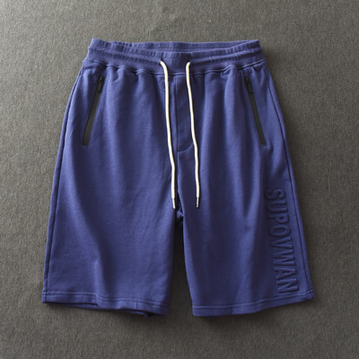 Férfi rövidnadrág zsebekkel és nyakkendőkkel