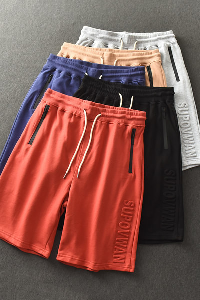 Férfi rövidnadrág zsebekkel és nyakkendőkkel