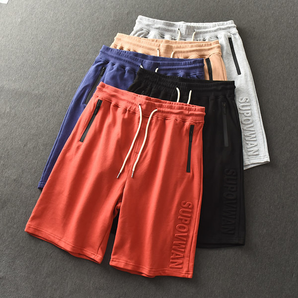 Férfi rövidnadrág zsebekkel és nyakkendőkkel