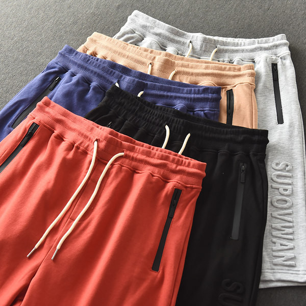 Férfi rövidnadrág zsebekkel és nyakkendőkkel