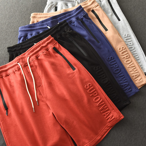 Férfi rövidnadrág zsebekkel és nyakkendőkkel