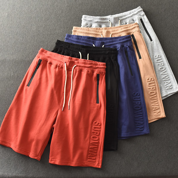 Férfi rövidnadrág zsebekkel és nyakkendőkkel