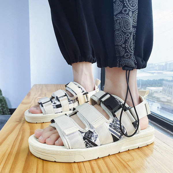 Alkalmi szandál csattal és foltokkal