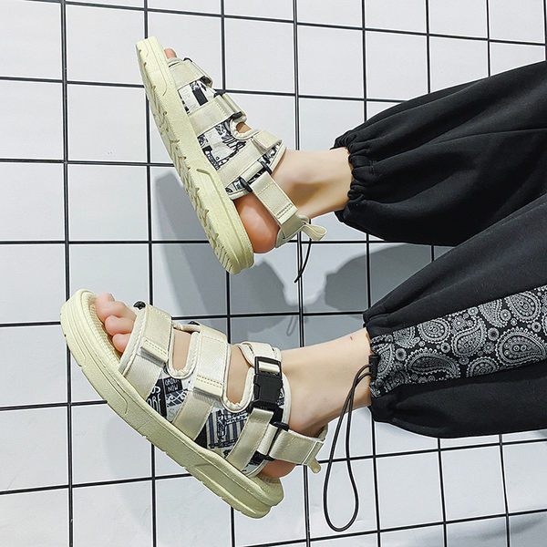 Alkalmi szandál csattal és foltokkal