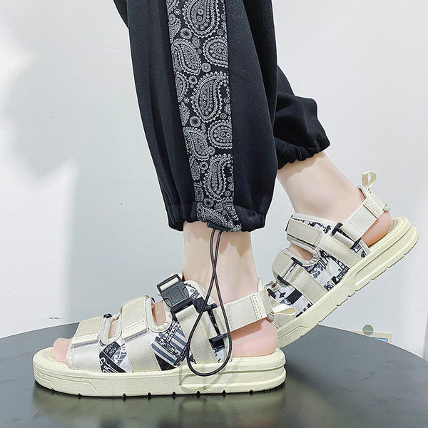 Alkalmi szandál csattal és foltokkal