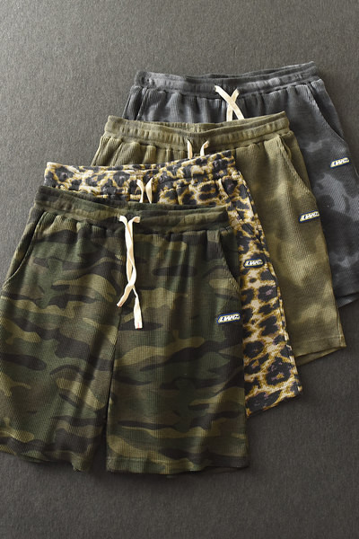 Meeste lipsudega lühikesed püksid neljas värvitoonis