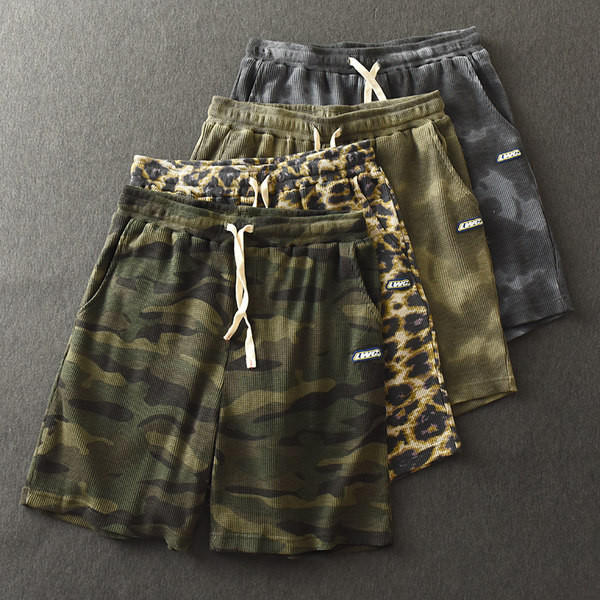 Meeste lipsudega lühikesed püksid neljas värvitoonis