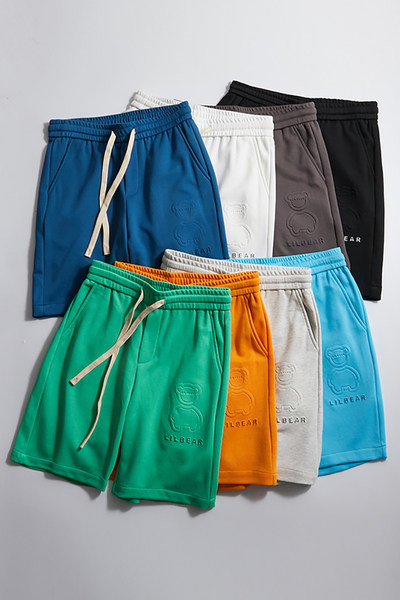 Μονόχρωμο ανδρικό σορτσάκι με λάστιχο και τσέπες