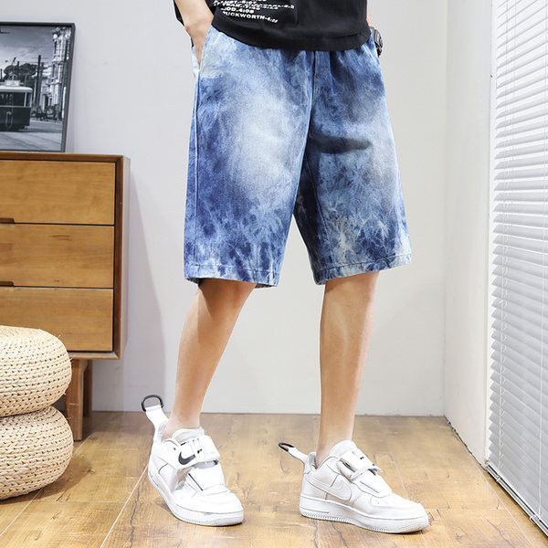 Ευρύ μοντέλο ανδρικού παντελονιού με μήκος 3/4