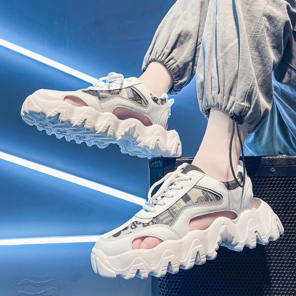 Ανδρικά σανδάλια με τραχιά σόλα και κορδόνια