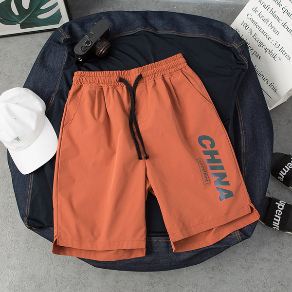 Καλοκαιρινά σορτς με επιγραφές από ύφασμα που στεγνώνει γρήγορα