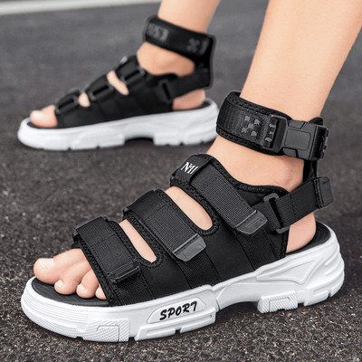 Alkalmi férfi szandál foltokkal és csattal