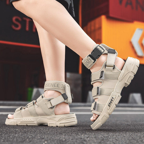 Alkalmi férfi szandál foltokkal és csattal