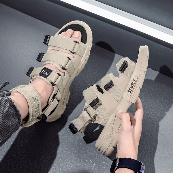 Alkalmi férfi szandál foltokkal és csattal