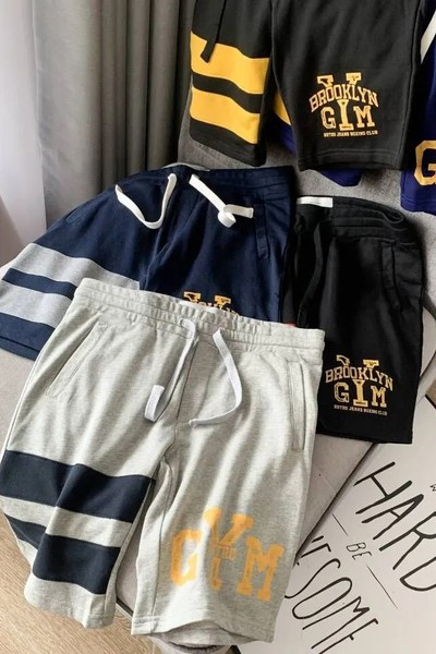 Alkalmi férfi rövidnadrág rátéttel és nyakkendővel