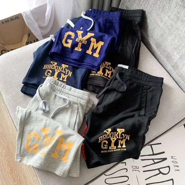 Alkalmi férfi rövidnadrág rátéttel és nyakkendővel