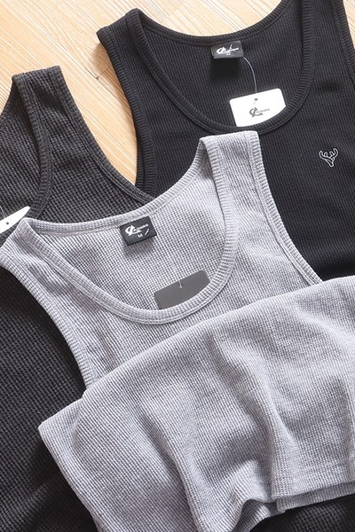 Μονόχρωμη ανδρική  αμάνικη μπλούζα με κέντημα και οβάλ λαιμόκοψη