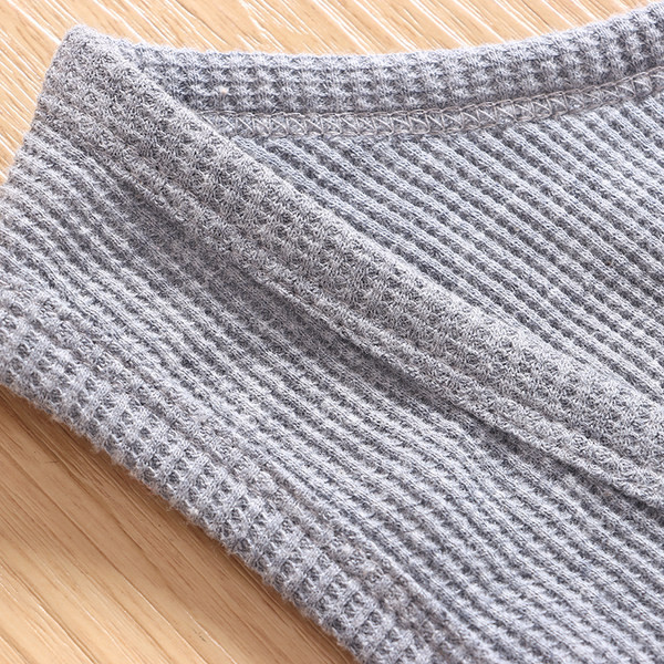 Μονόχρωμη ανδρική  αμάνικη μπλούζα με κέντημα και οβάλ λαιμόκοψη